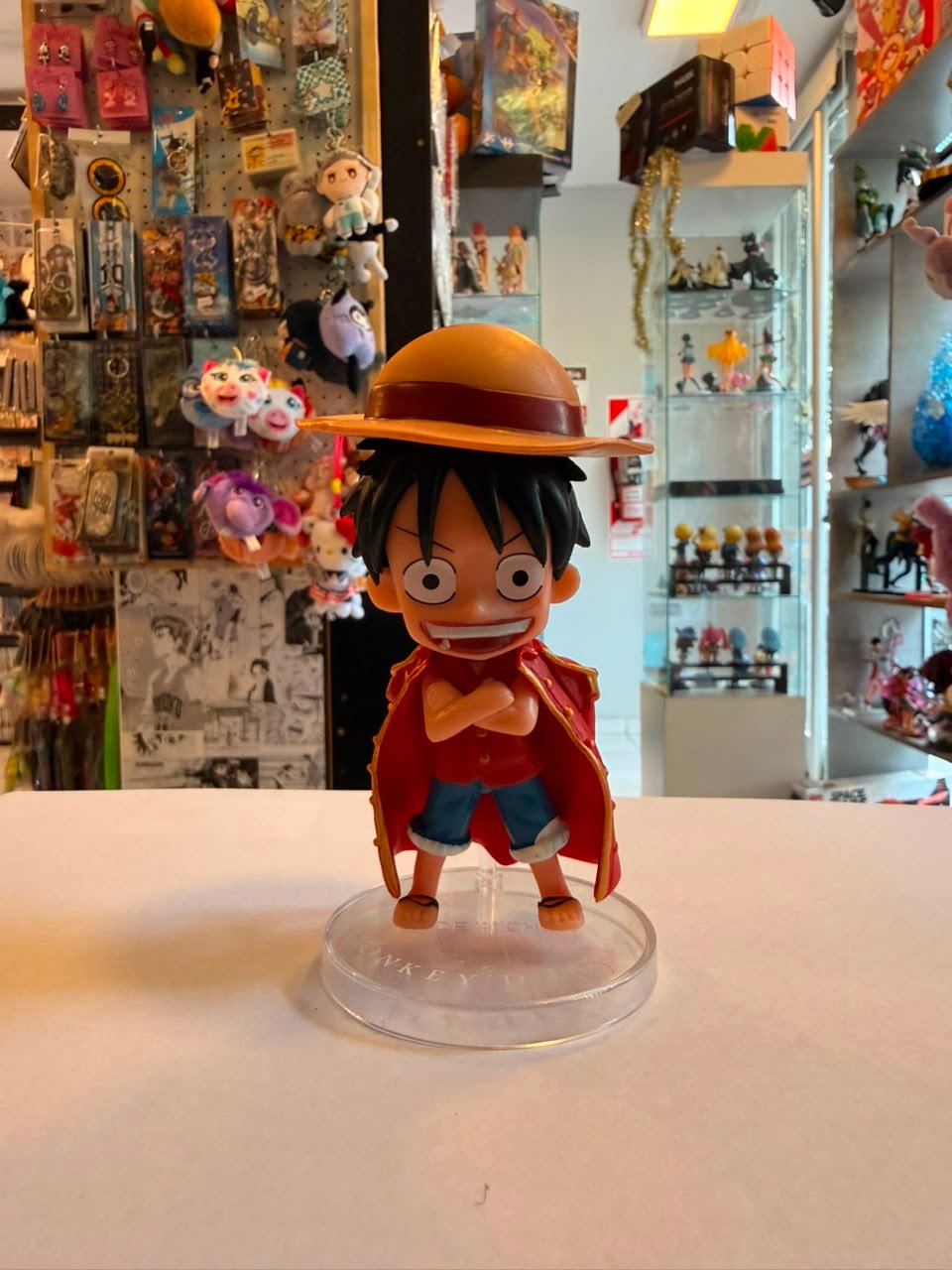 FIGURA CHIBI DE MONKEY D. LUFFY CON BRAZOS CRUZADOS Y SONRIENDO