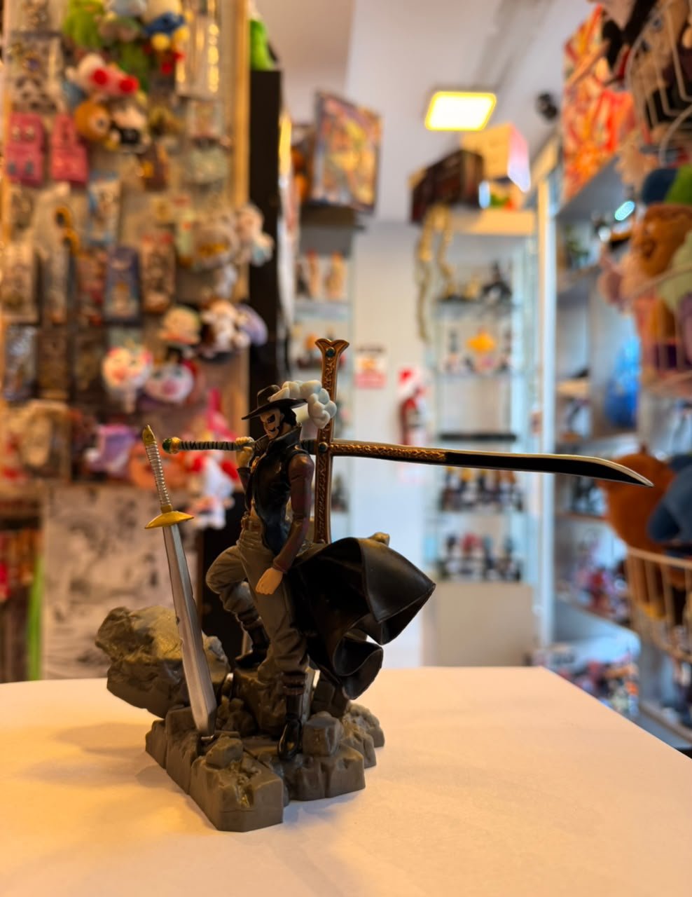 FIGURA DE DRACULE MIHAWK CON SU ESPADA KOKUTO YORU, POSANDO SOBRE ROCAS foto 2
