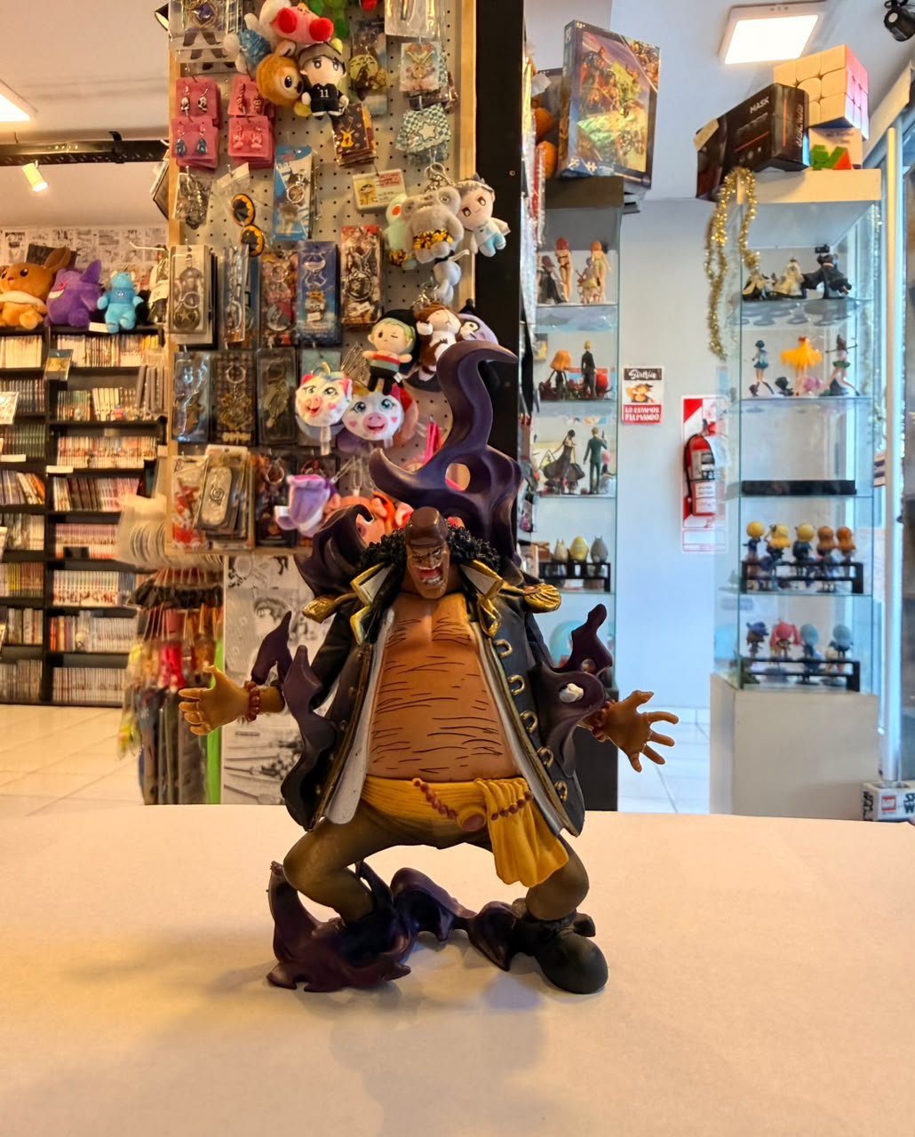 FIGURA DE MARSHALL D. TEACH UTILIZANDO EL PODER DE LA FRUTA YAMI YAMI NO MI