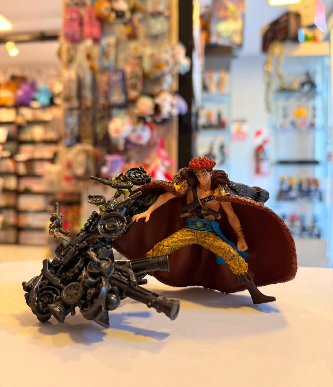 FIGURA DE EUSTASS "CAPTAIN" KID CON SU BRAZO METALICO Y CAPA PELUDA