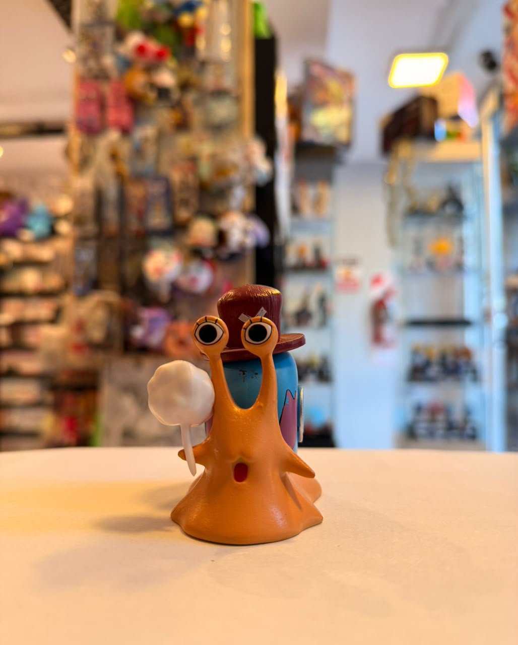 FIGURA GASHAPON DE DEN DEN MUSHI CON SU SOMBRERO Y ALGODON DE AZUCAR