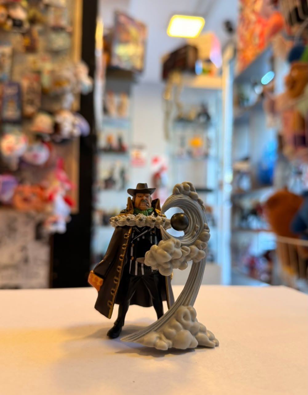 FIGURA DE CAPONE "GANG" BEGE EN SU FORMA DE CASTILLO CON EFECTOS DE HUMO