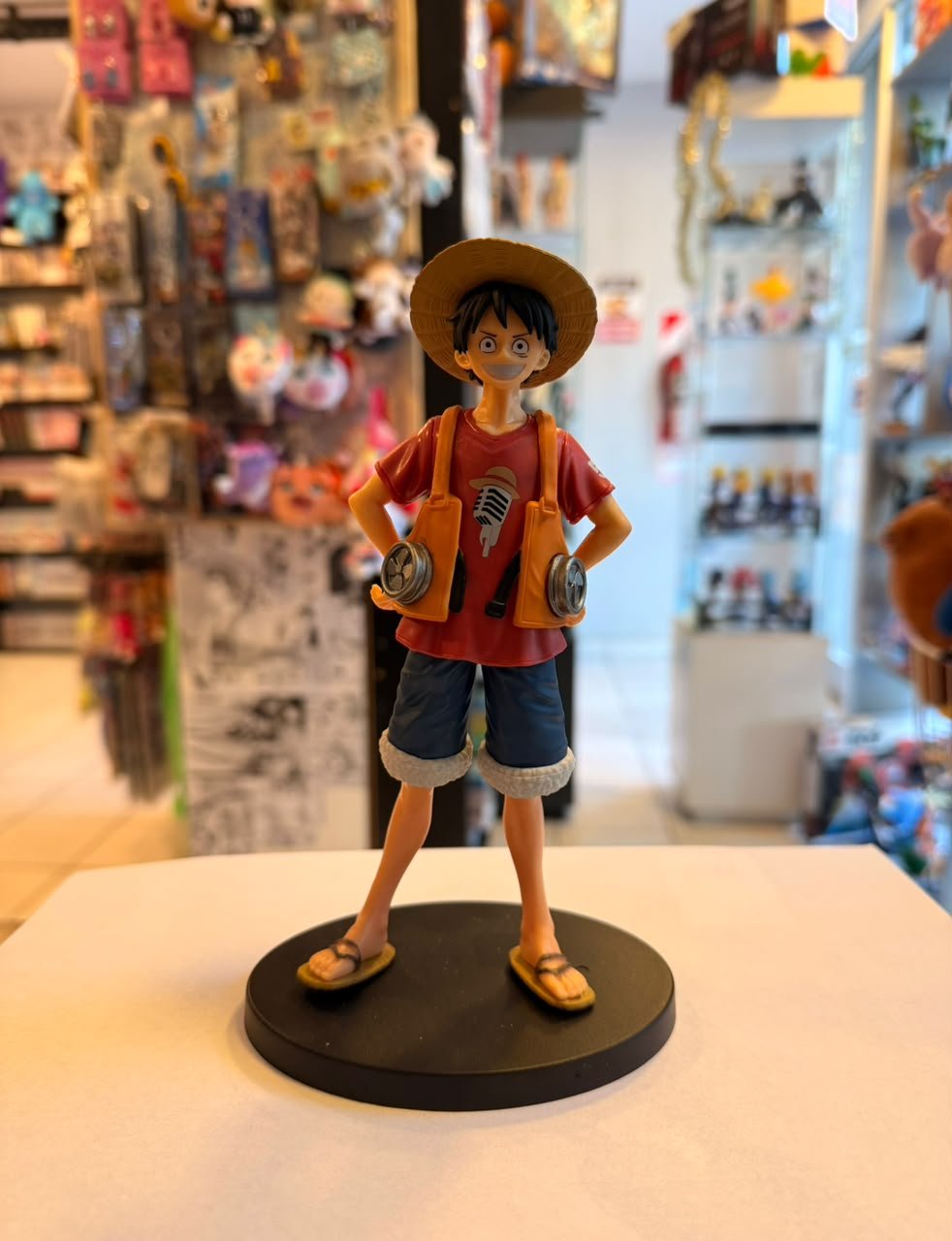 FIGURA DE MONKEY D. LUFFY CON LAS MANOS EN LA CINTURA