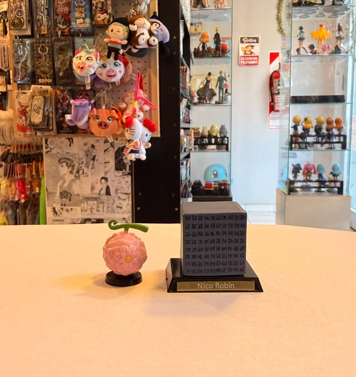 FIGURA GASHAPON DE ELEMENTOS ICONICOS DE NICO ROBIN