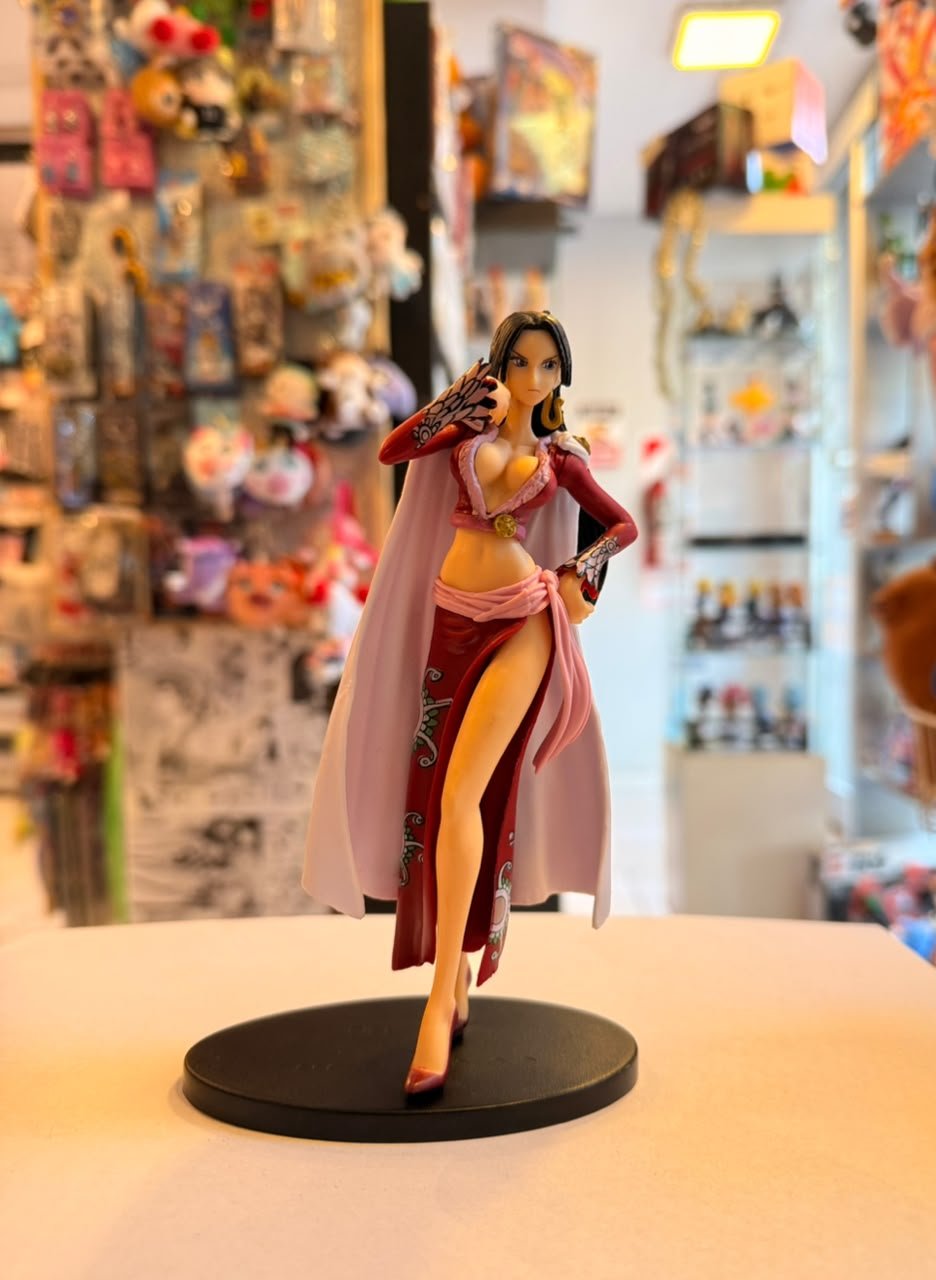 FIGURA DE HANCOCK CON SU VESTIDO ROJO Y CAPA BLANCA