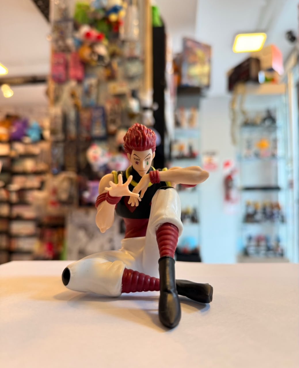 FIGURA DE HISOKA MOROW SENTADO