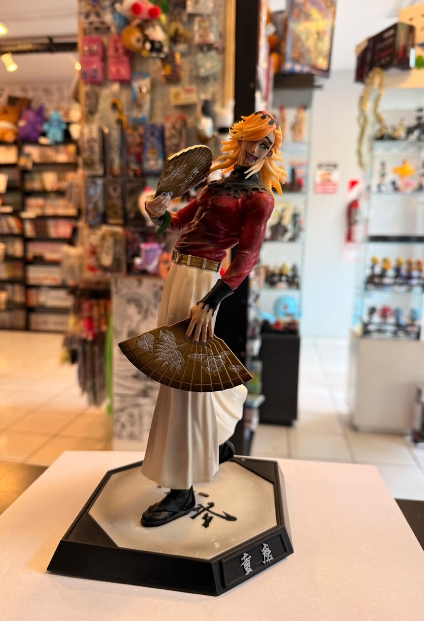 FIGURA DE DOUMA SOSTENIENDO DOS ABANICOS DE GUERRA DORADOS