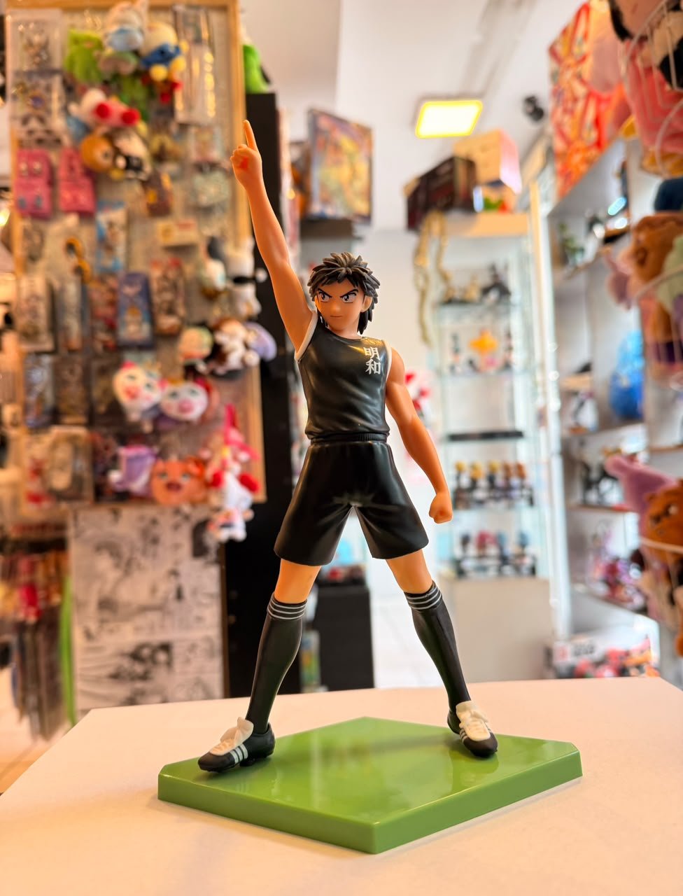 FIGURA DE KOJIRO HYUGA CON UNIFORME NEGRO DEL EQUIPO MEIWA