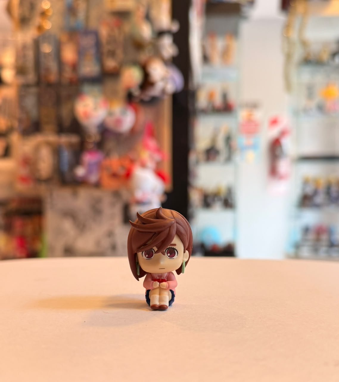 FIGURA GASHAPON DE MOMO AYASE SENTADA