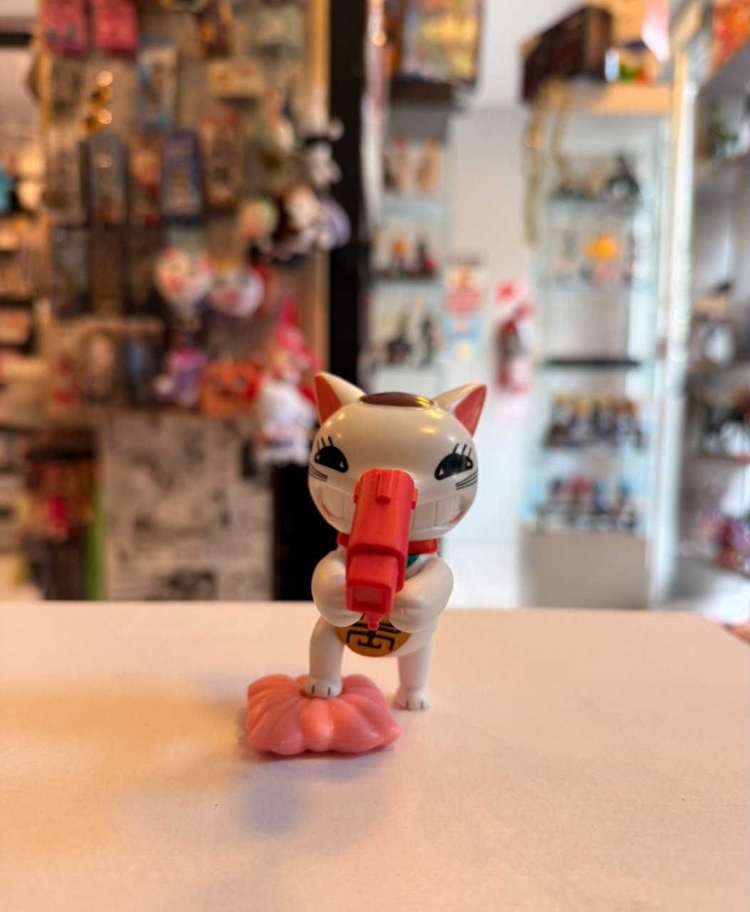 FIGURA CHIBI DE TURBO ABUELA SOSTENIENDO SECADOR ROJO Y PARADO SOBRE BASE ROSA