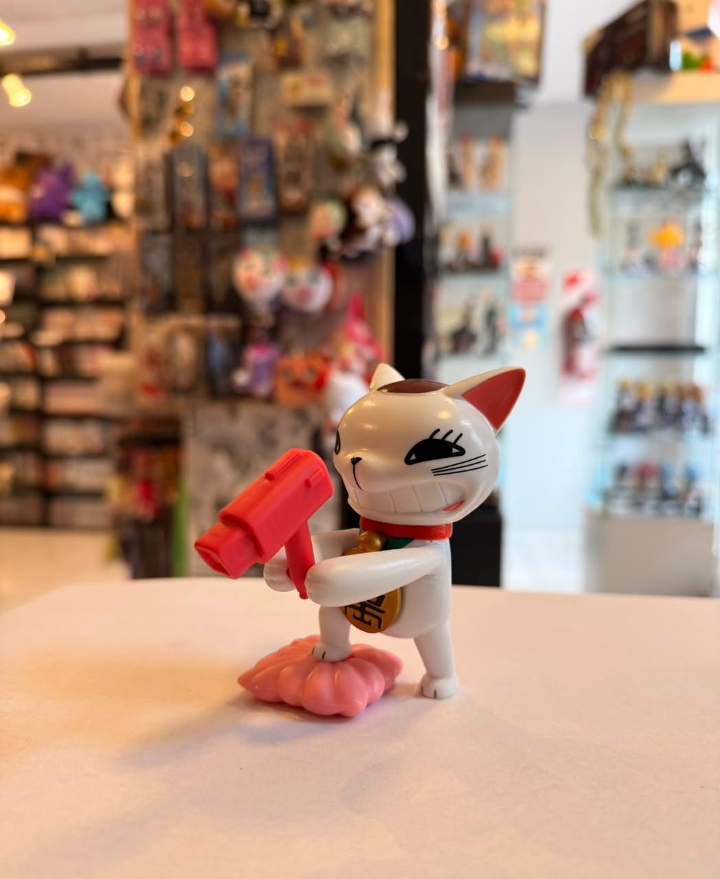FIGURA CHIBI DE TURBO ABUELA SOSTENIENDO SECADOR ROJO Y PARADO SOBRE BASE ROSA foto 2