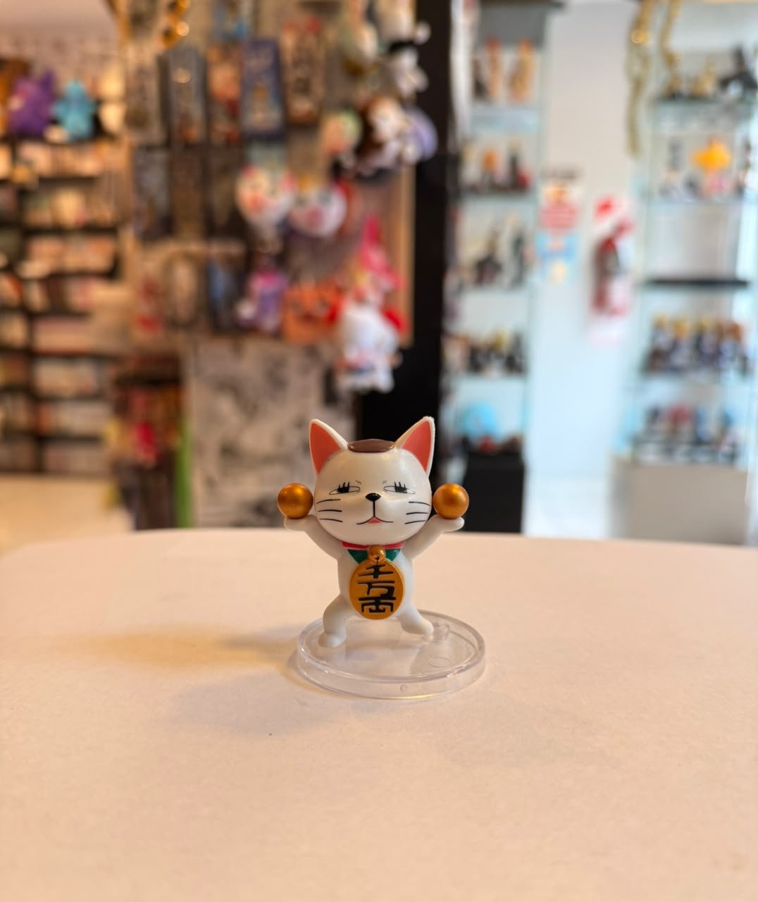 FIGURA GASHAPON DE TURBO ABUELA  SOSTENIENDO DOS BOLAS DORADAS