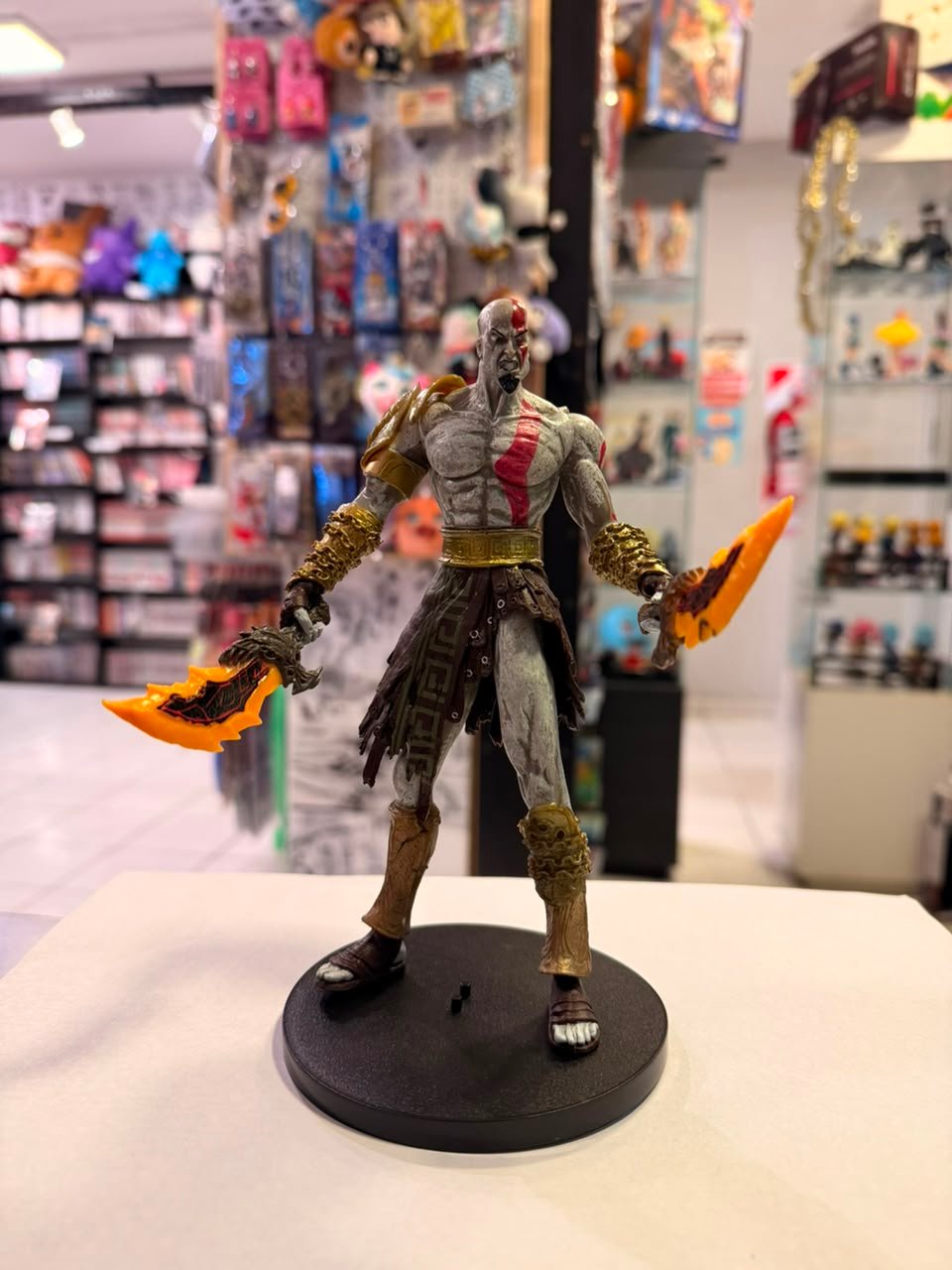 FIGURA DE KRATOS CON SUS ESPADAS DEL CAOS CON EFECTO DE FUEGO