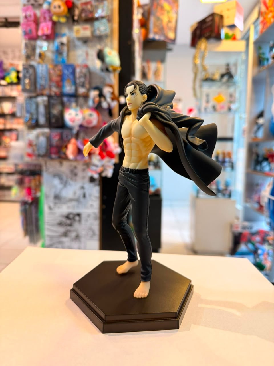 FIGURA DE EREN YEAGER CON EL TORSO DESNUDO Y CHAQUETA SOBRE LOS HOMBROS foto 2