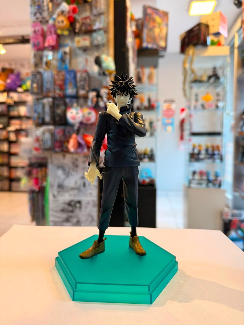 FIGURA DE MEGUMI FUSHIGURO CON UNIFORME OSCURO