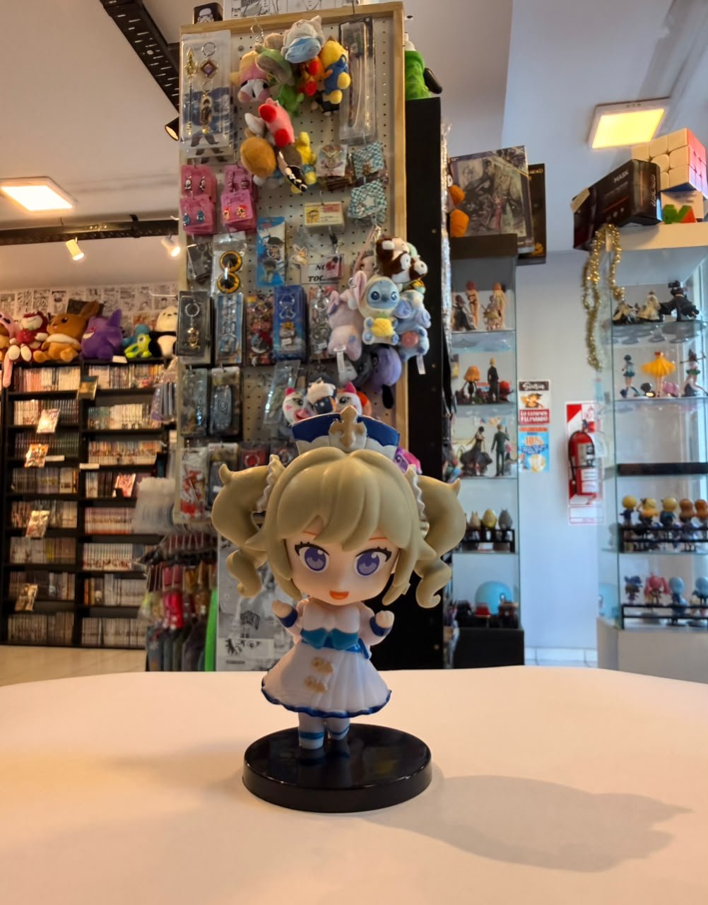 FIGURA CHIBI DE BARBARA CON SU ATUENDO CLASICO DE DIACONISA EN UNA POSE ESTATICA