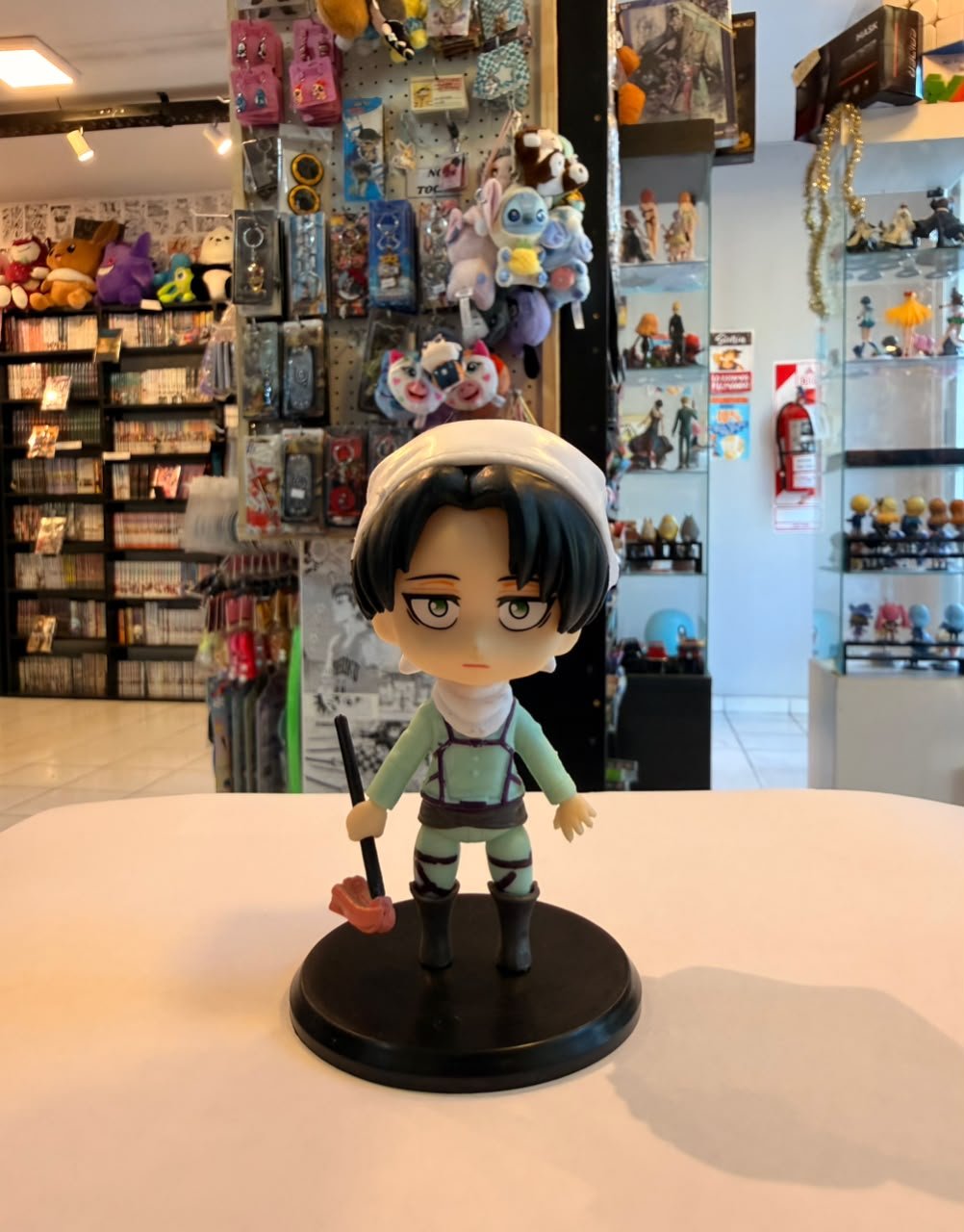 FIGURA CHIBI DE LEVI ACKERMAN COMO EL PLUMERO PARA LIMPIAR