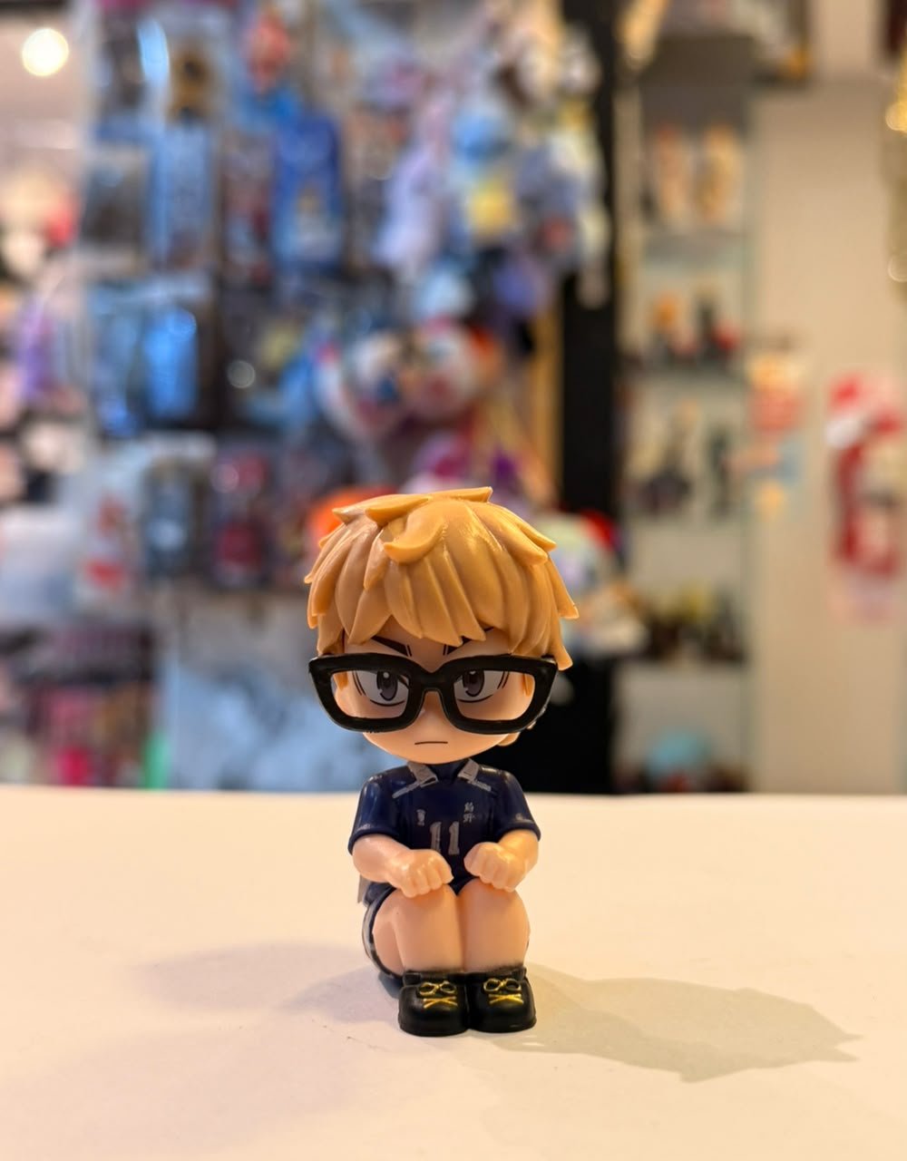 FIGURA GASHAPON DE KEI TSUKISHIMA SENTADO