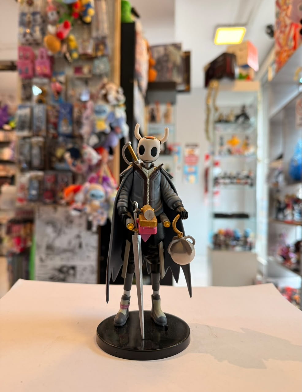FIGURA DE QUIRREL SOSTENIENDO SU AGUJA