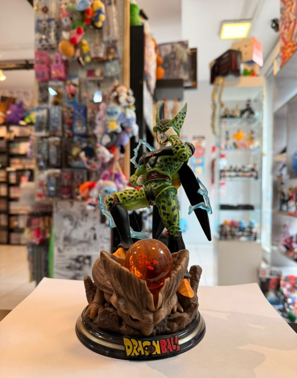 FIGURA DE CELL EN SU FORMA FINAL SOBRE SU CAPARAZON Y ESFERA foto 2