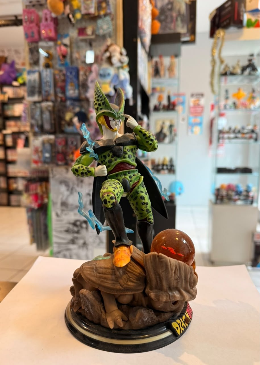 FIGURA DE CELL EN SU FORMA FINAL SOBRE SU CAPARAZON Y ESFERA