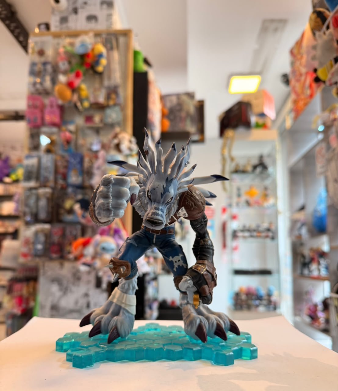 FIGURA DE WEREGARURUMON EN POSE DE ACCION