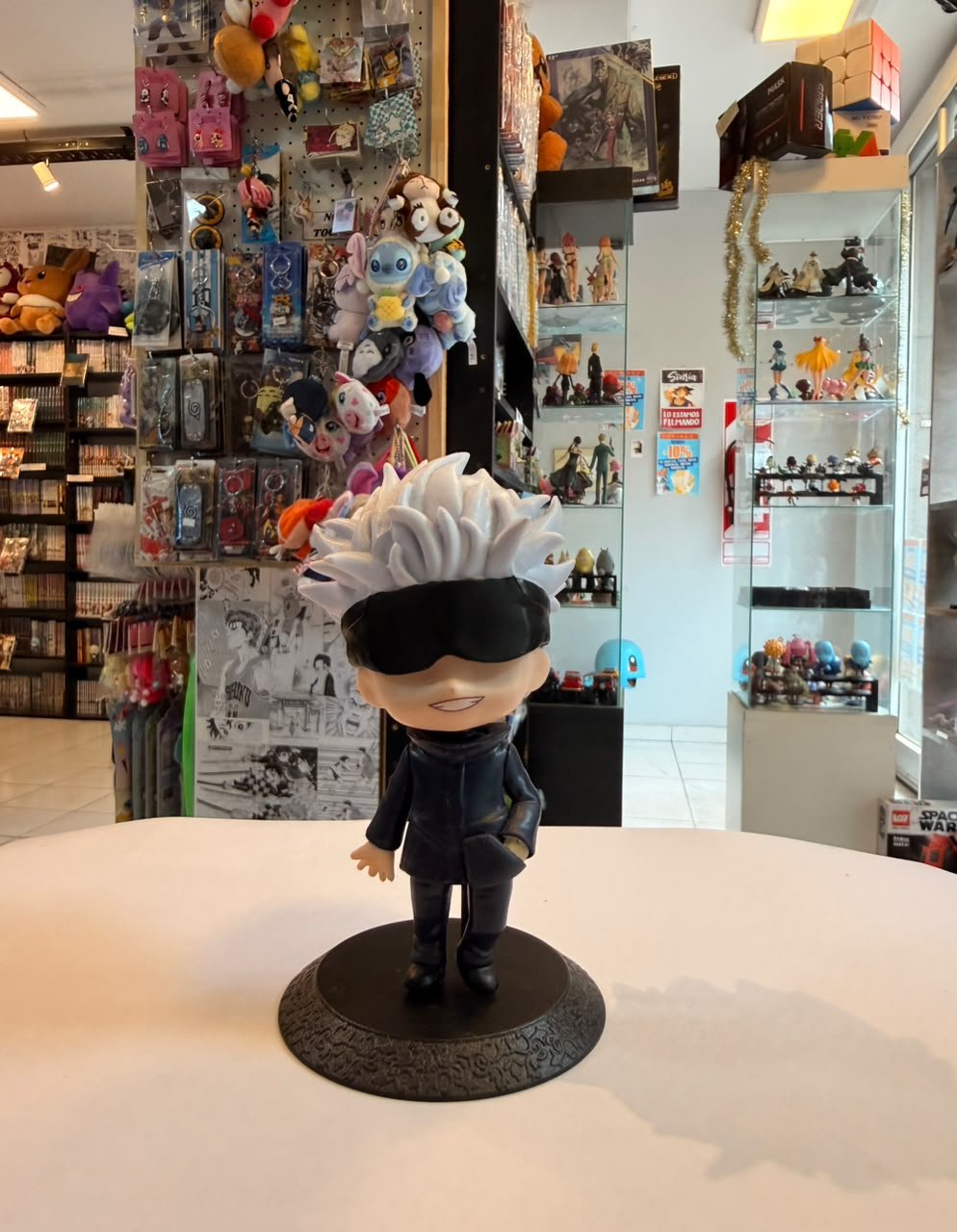 FIGURA CHIBI DE SATORU GOJO CON VENDA NEGRA