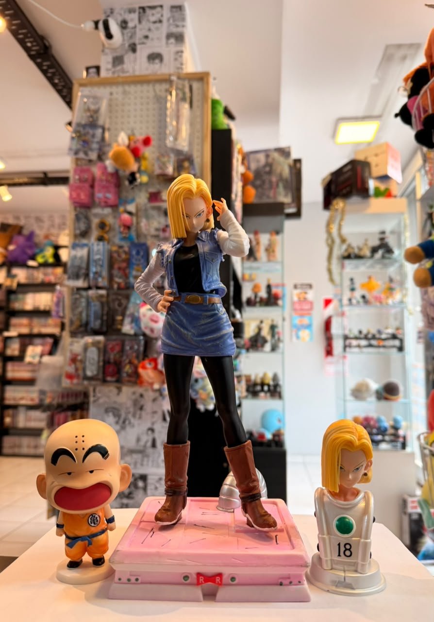 FIGURA DE ANDROID 18 CON PEQUEÑO KRILIN