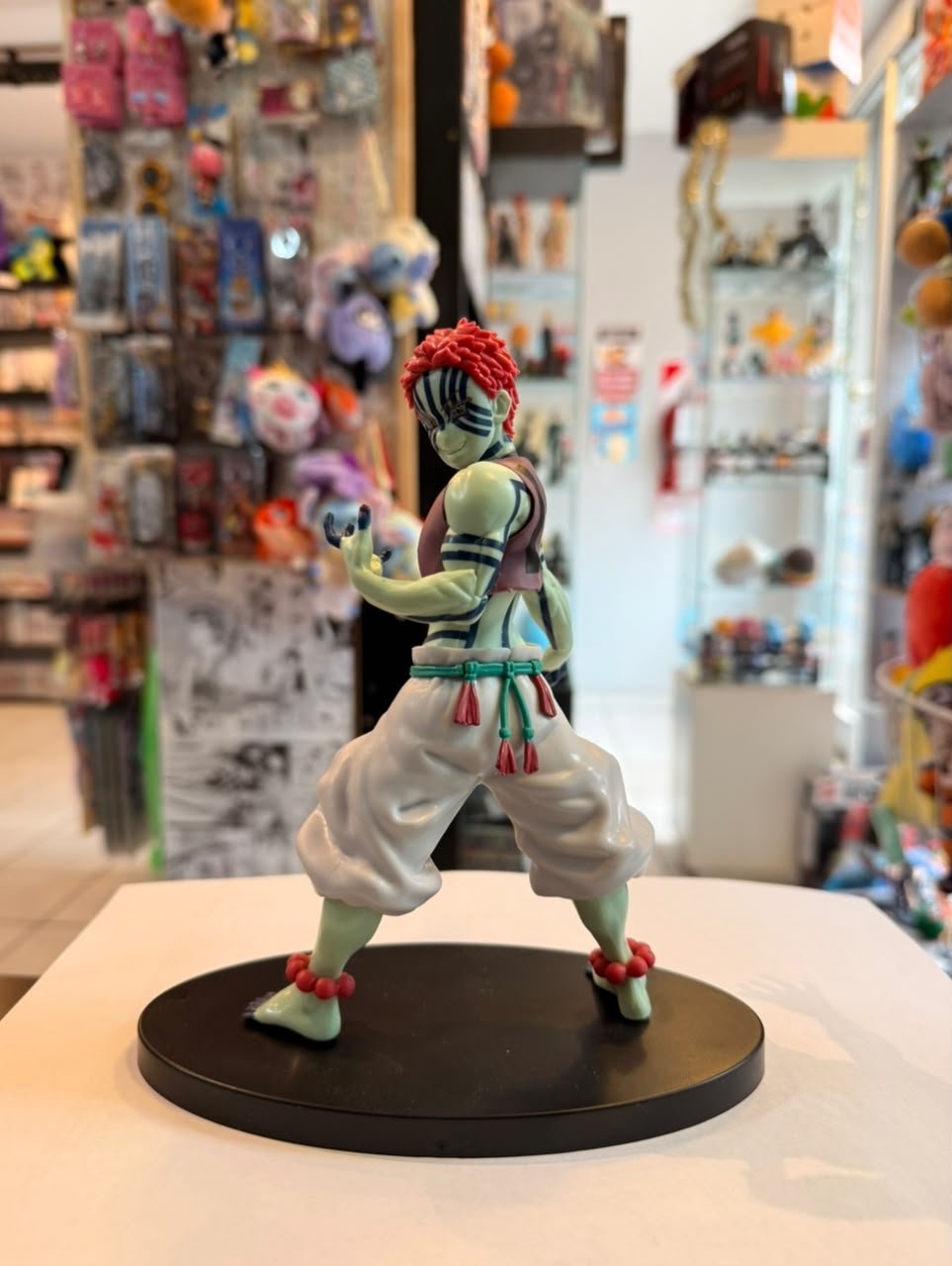 FIGURA DE AKAZA CON MIRADA DESAFIANTE