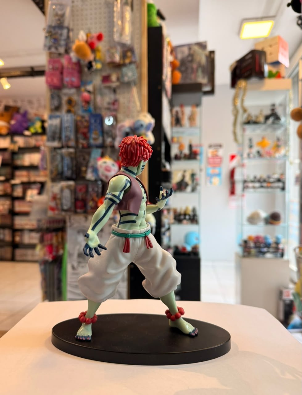 FIGURA DE AKAZA CON MIRADA DESAFIANTE foto 2