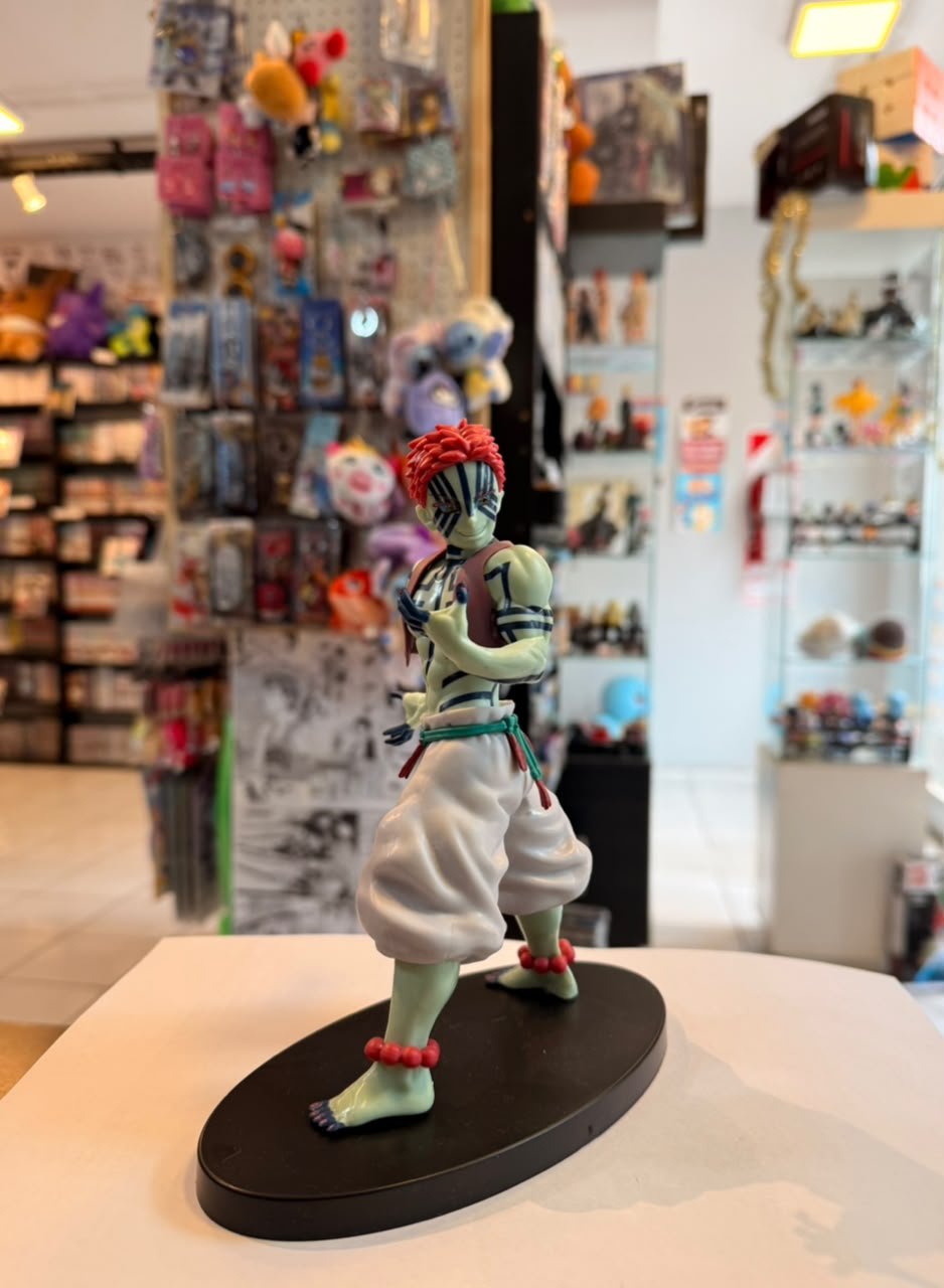 FIGURA DE AKAZA CON MIRADA DESAFIANTE foto 3