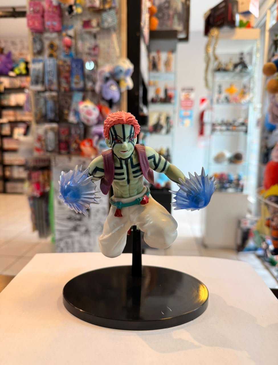 FIGURA DE AKAZA EN POSE DE COMBATE CON EFECTOS AZULES