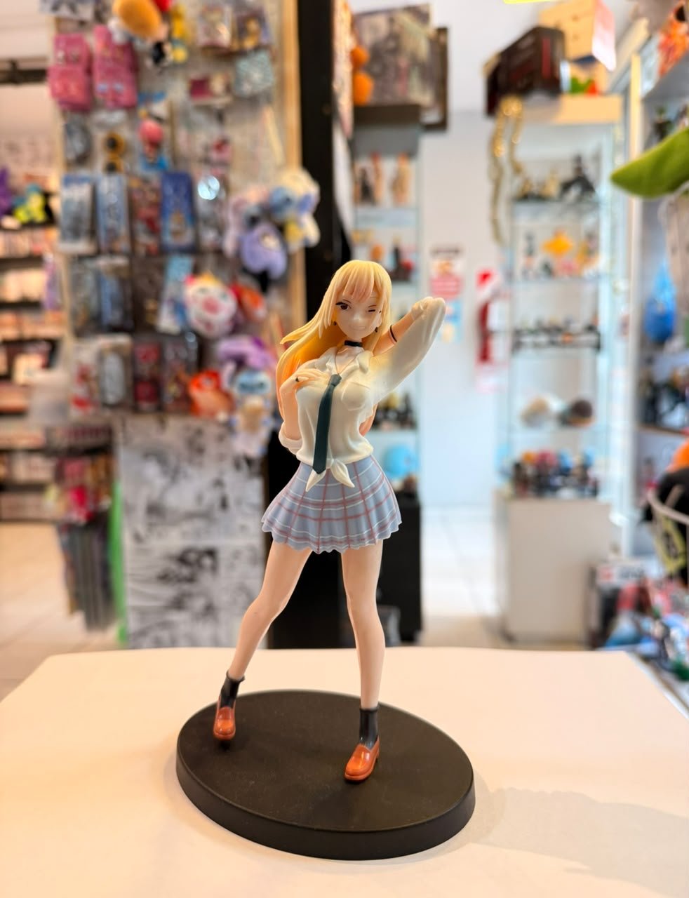 FIGURA DE MARIN KITAGAWA CON SU UNIFORME ESCOLAR