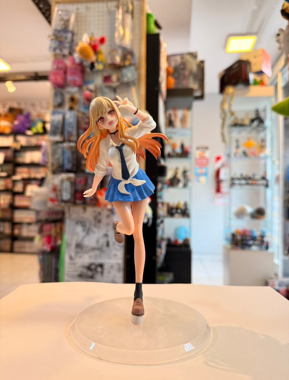 FIGURA DE MARIN KITAGAWA APOYANDOSE EN UNA PIERNA