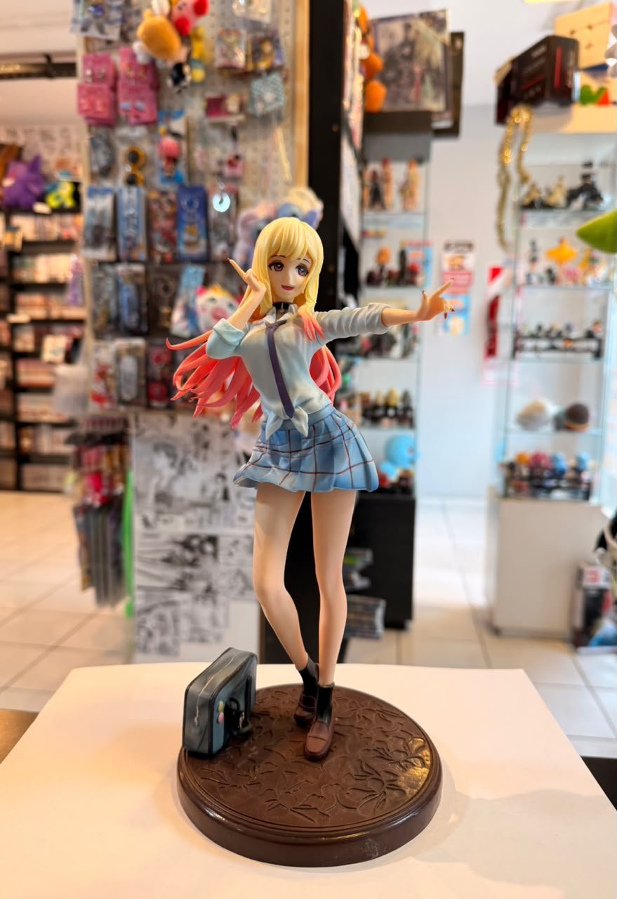 FIGURA DE MARIN KITAGAWA CON SU UNIFORME ESCOLAR CON SU MALETIN ESCOLAR