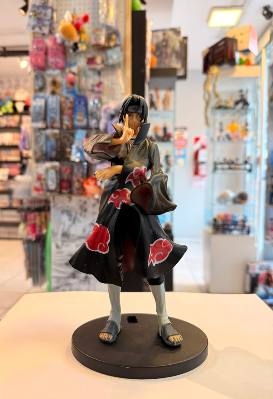 FIGURA DE ITACHI CON SU CAPA DE AKATSUKI