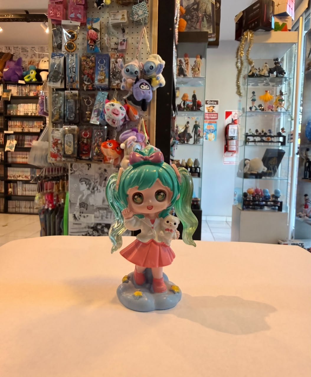 FIGURA CHIBI DE MIKU CON TRAJE FORMAL ABRAZANDO PELUCHE