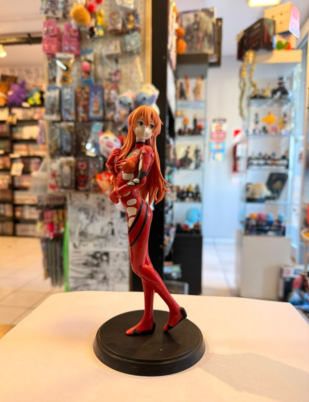 FIGURA DE ASUKA LANGLEY CON SU TRAJE ROJO DE PILOTO