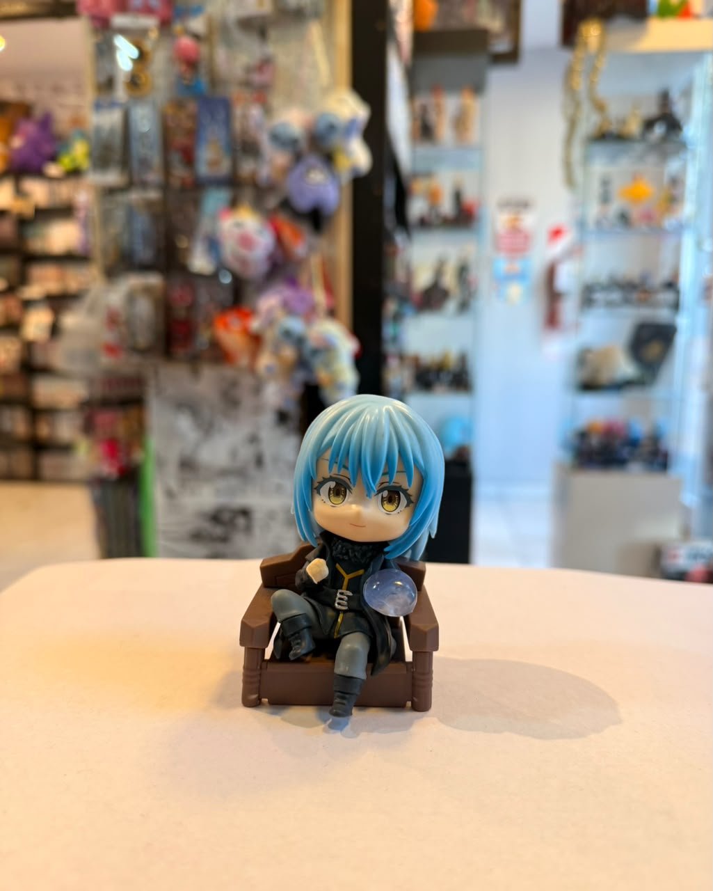 FIGURA CHIBI DE RIMURU SENTADA