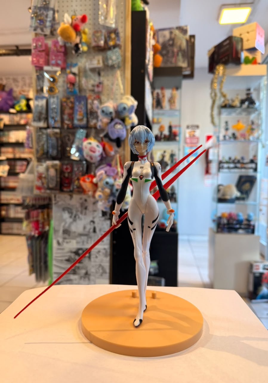 FIGURA DE REI AYANAMI SOSTENIENDO LANZA DE LONGINUS ROJA