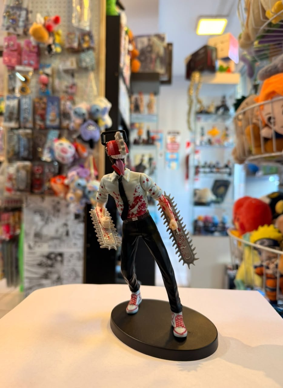 FIGURA DE DENJI CON MANCHAS DE "SANGRE" EN LA CAMISA