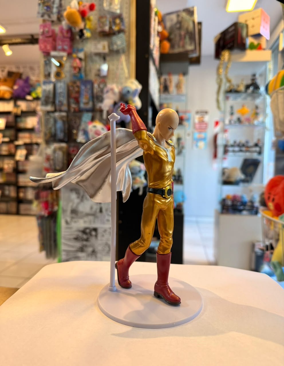 FIGURA DE SAITAMA CON SU TRAJE DORADO foto 2