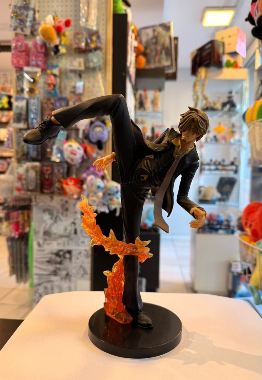 FIGURA DE SANJI EJECUTANDO UNA PATADA IGNEA CON EFECTOS DE FUEGO