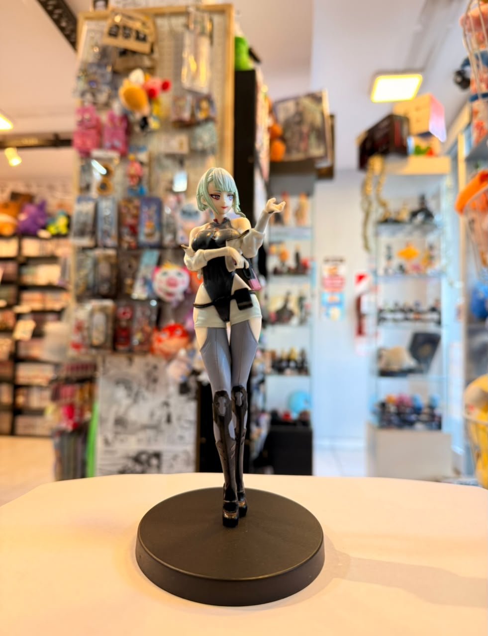 FIGURA DE LUCY EN POSE RELAJADA CON ATUENDO FUTURISTA