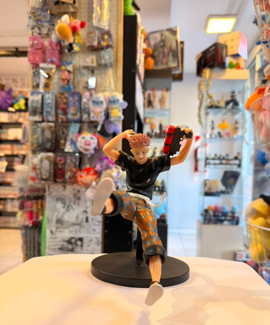 FIGURA DE YUJI ITADORI EN POSE DINAMICA DE COMBATE