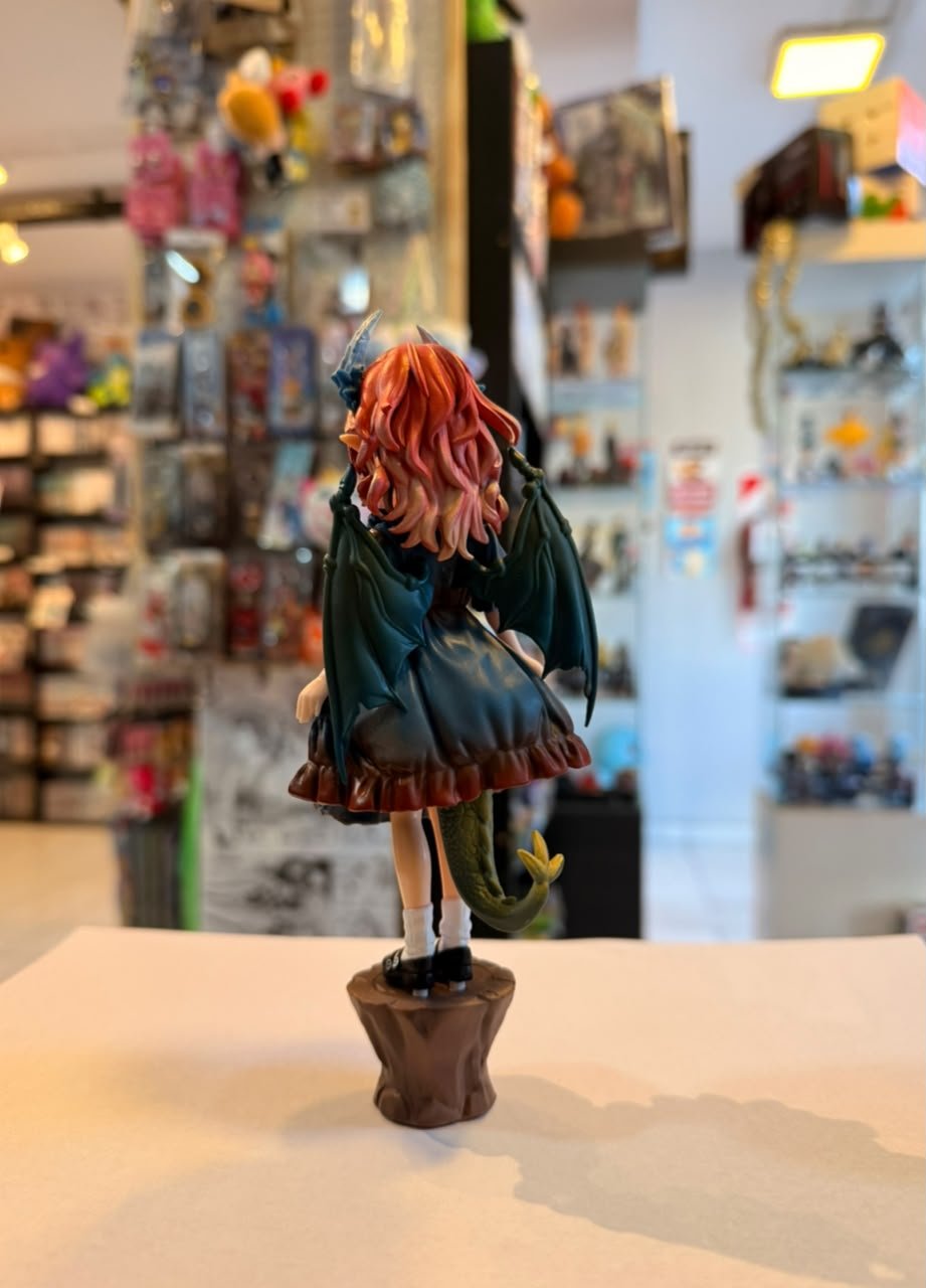 FIGURA DE KANNA KAMUI ENCIMA DE UN TRONCO foto 2
