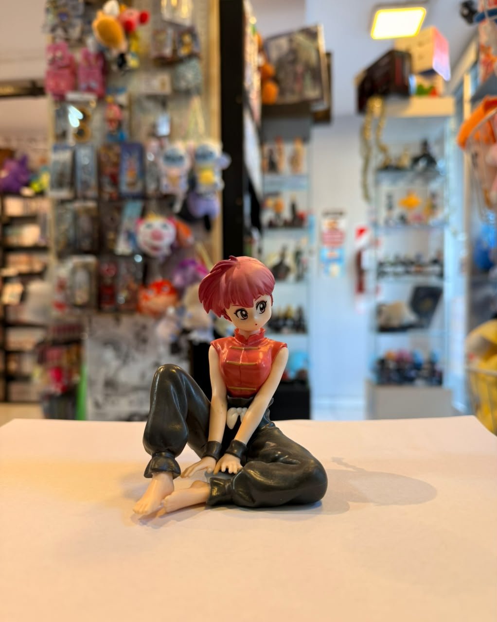 FIGURA DE RANMA SAOTOME EN SU VERSION FEMENINA SENTADO Y DESCALZO