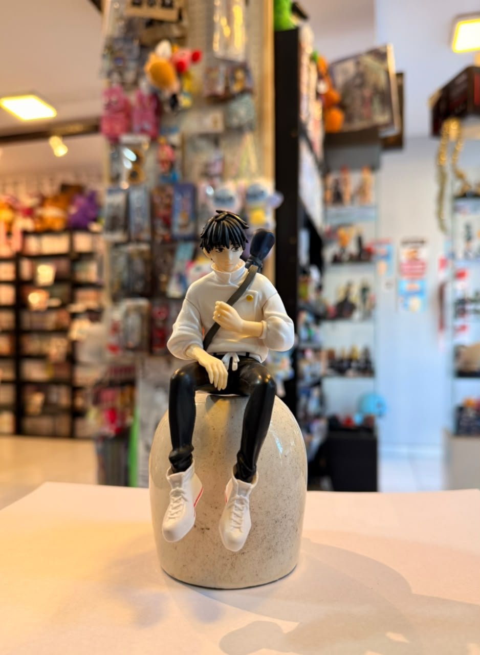 FIGURA DE YUTA OKKOTSU SENTADO CON SU SUETER BLANCO