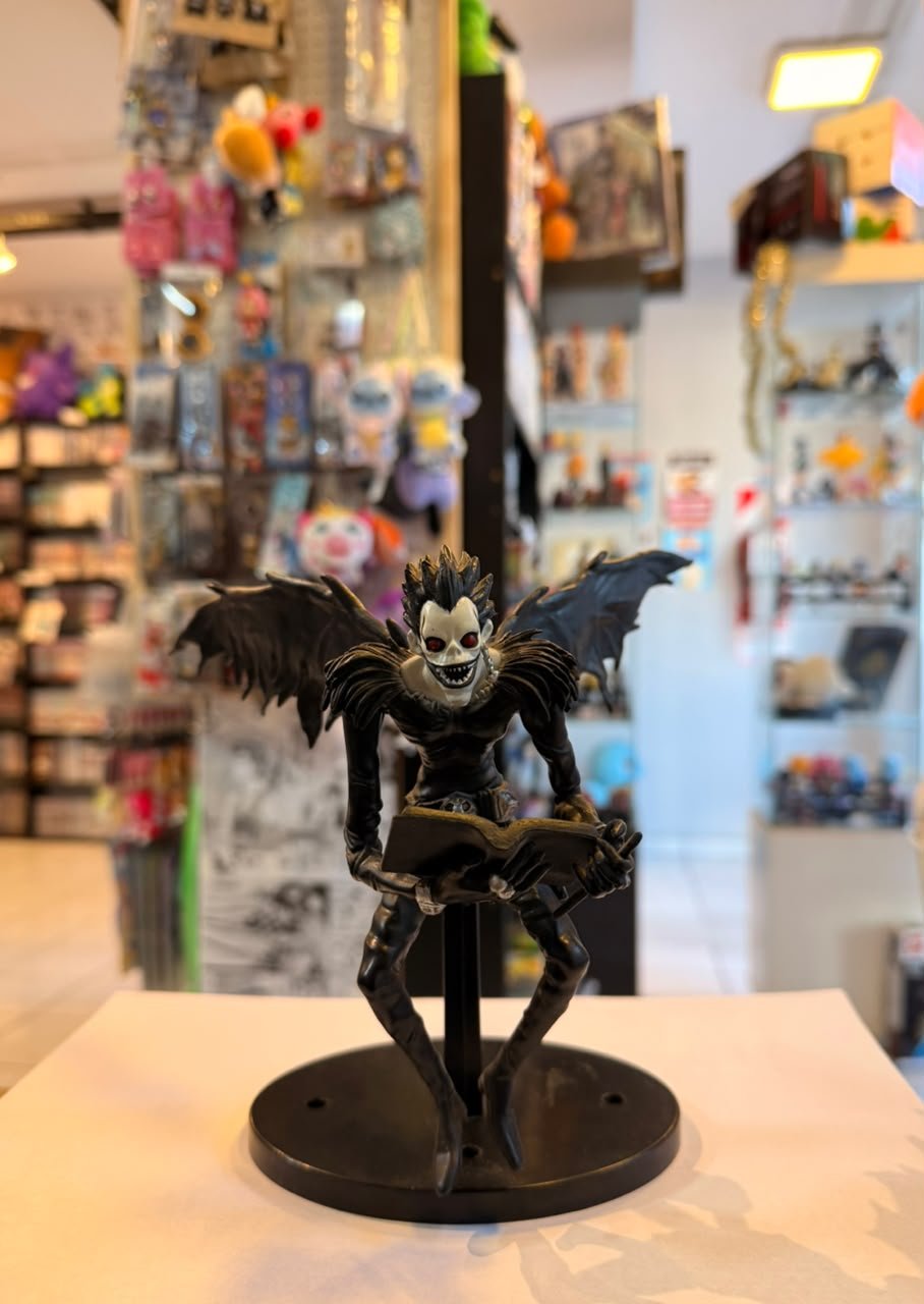 FIGURA DE RYUK SOSTENIENDO UNA DEATH NOTE