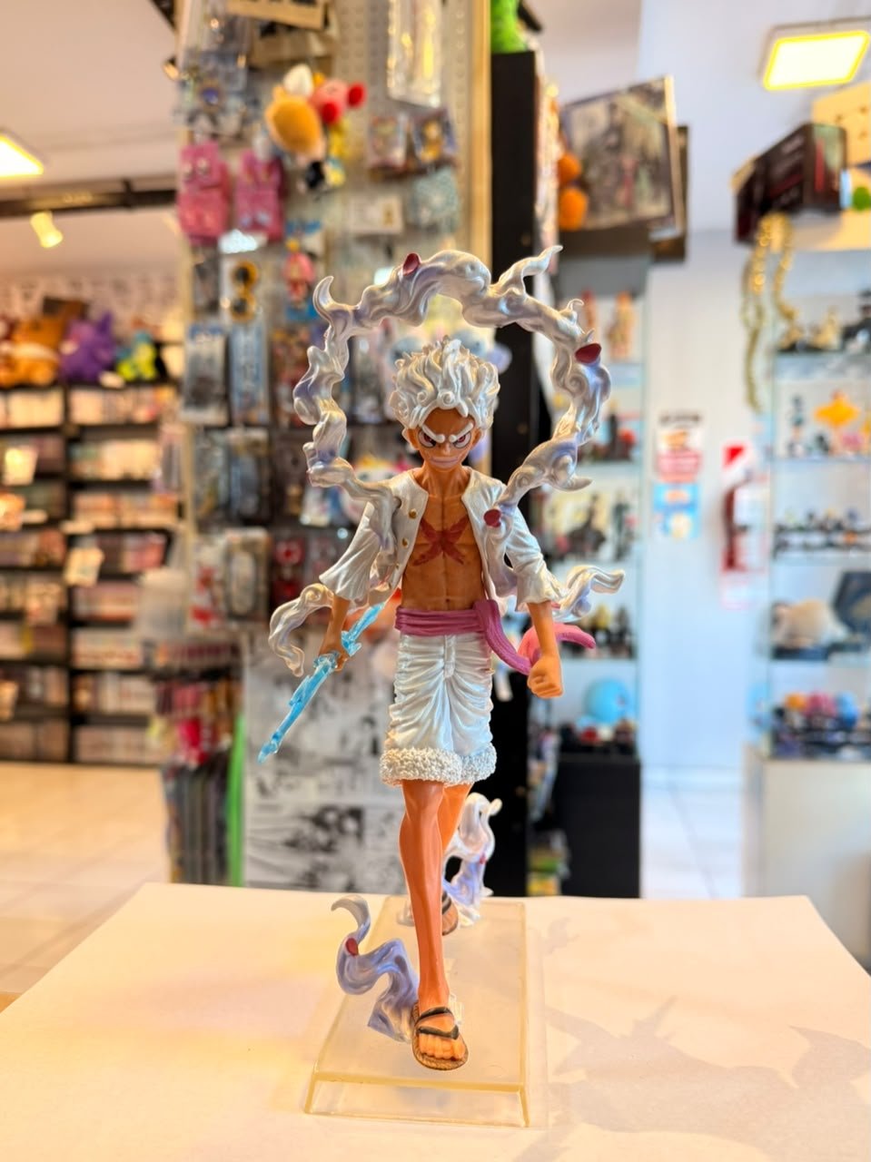FIGURA DE MONKEY D. LUFFY EN SU TRANSFORMACION DE GEAR 5 CON EFECTOS DE HUMO